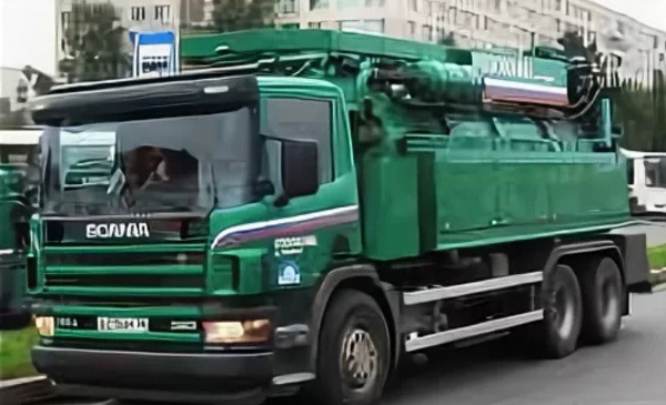 Илосос Scania. Откачка канализации в Санкт-Петербурге